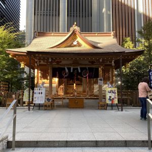 福徳神社(芽吹稲荷)は、三井不動産による一帯の再開発にともない社殿が再建された